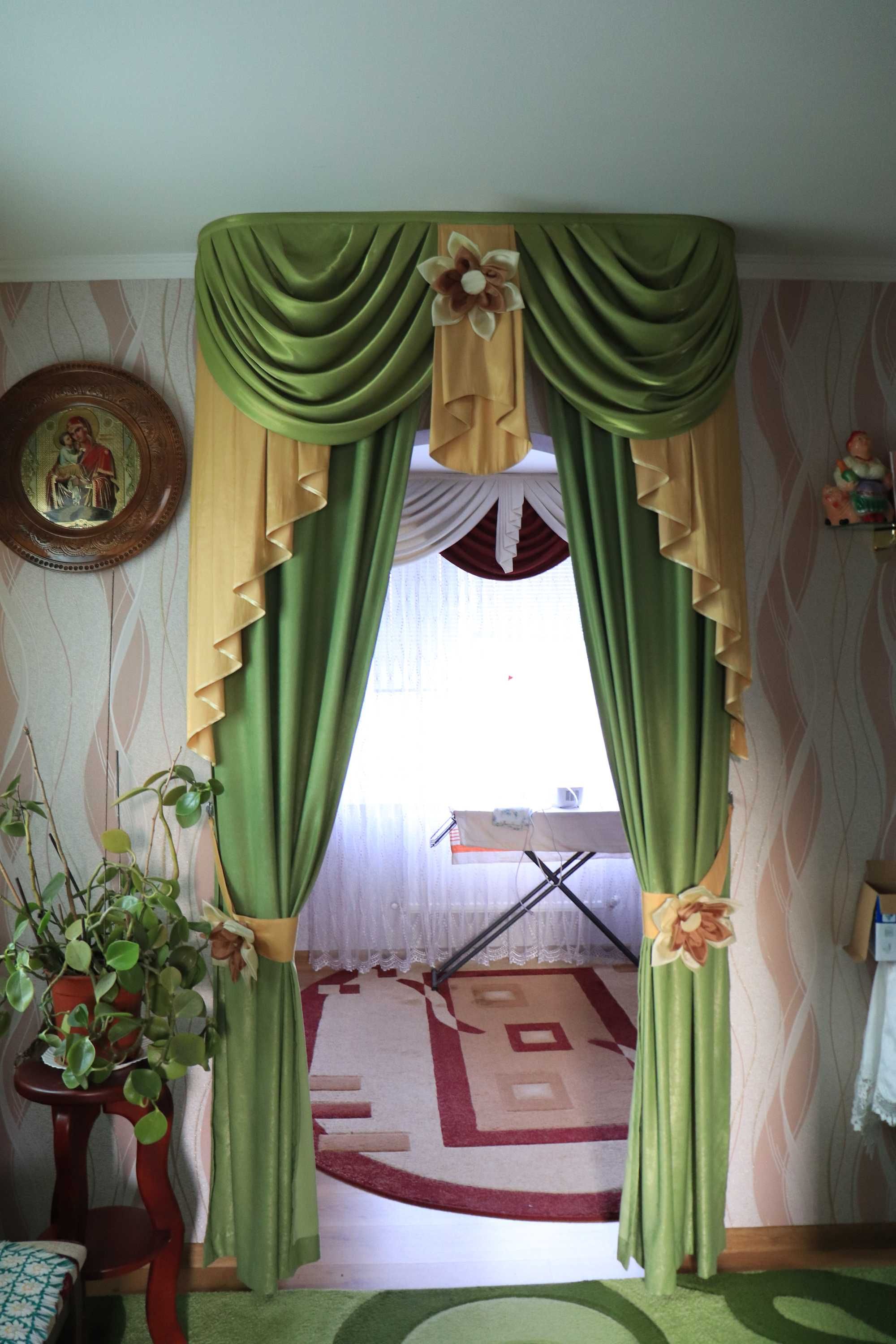 Продам дворище з 2-а будинками, госп. будівлями та земельною ділянкою