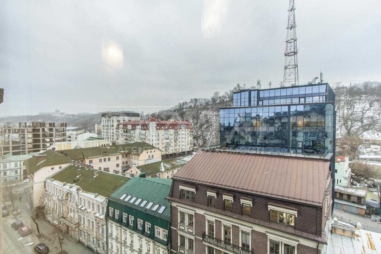 Японський пентхаус 230 м² з каміном, паркінгом і кінотеатром (Поділ)