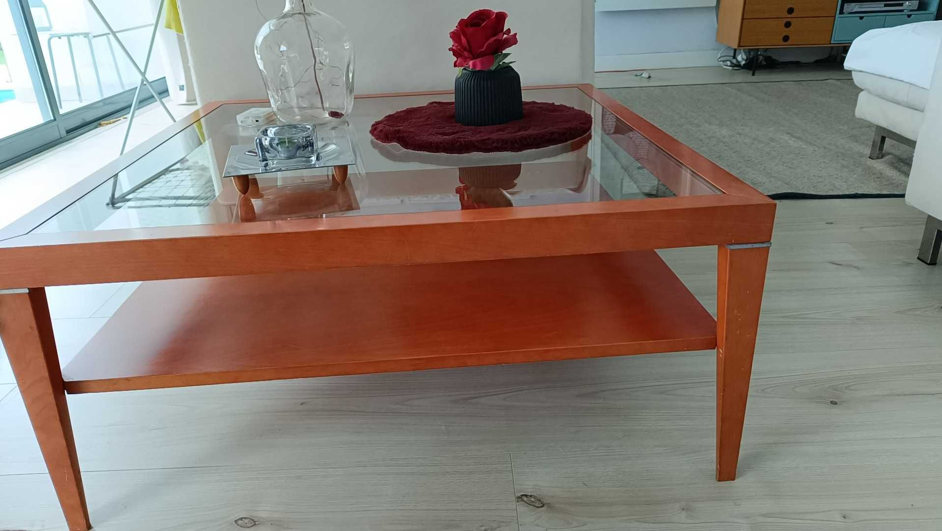 Mesa de centro com tampo de vidro