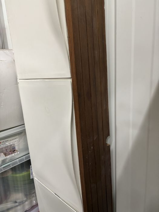 Sapateira branca com madeira