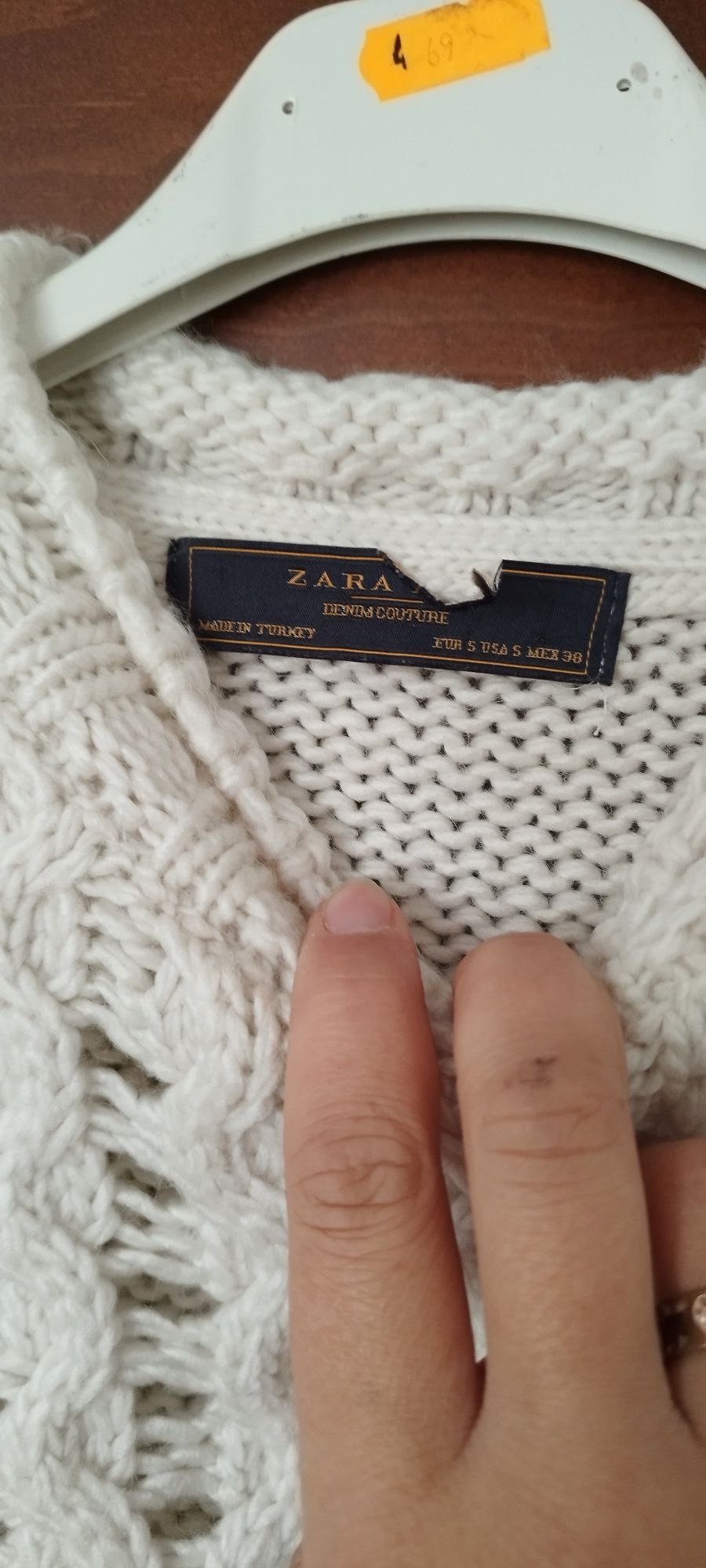 Śliczny śmietankowy sweterek Zara