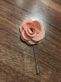 Kwiat wpinka - pudrowy róż