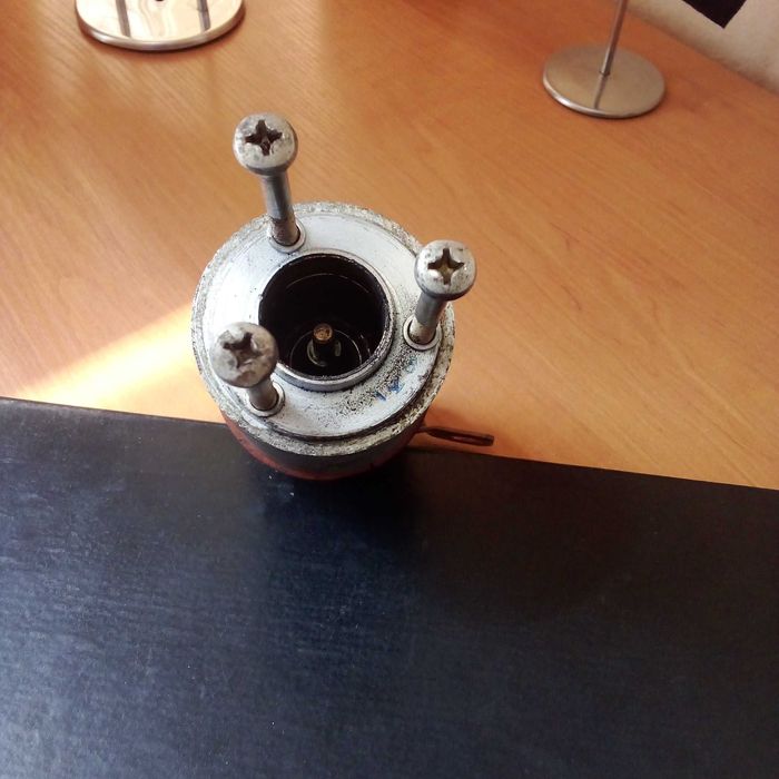 Втягивающее реле стартера.