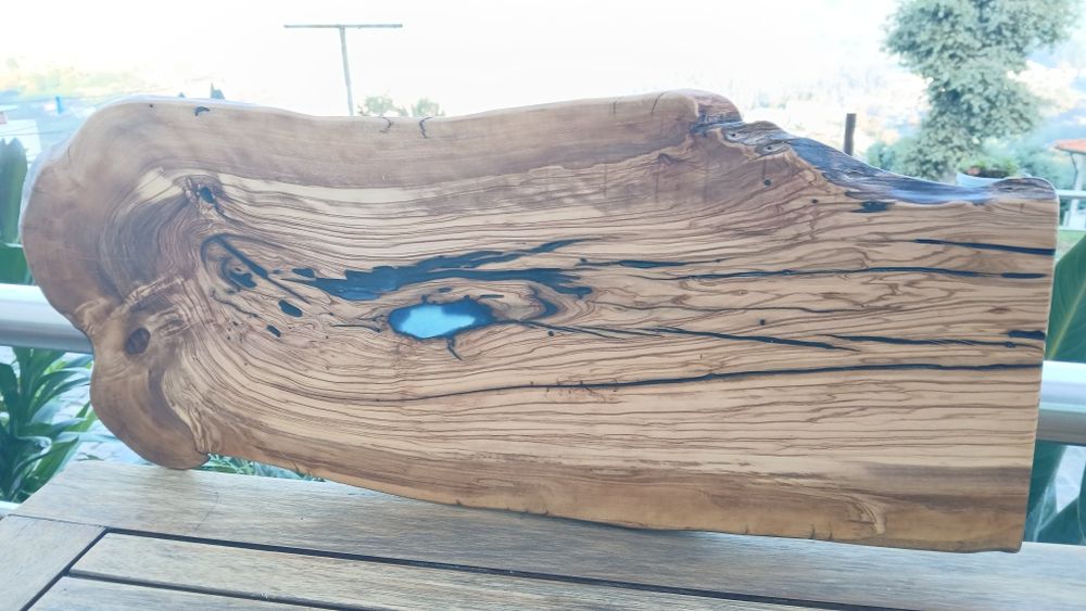 Tábua em oliveira com apontamentos em resina azul e preto