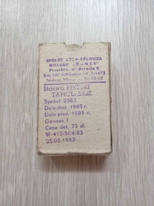 Pinezki tapicerskie z 1985 r. Gratka dla kolekcjonera.