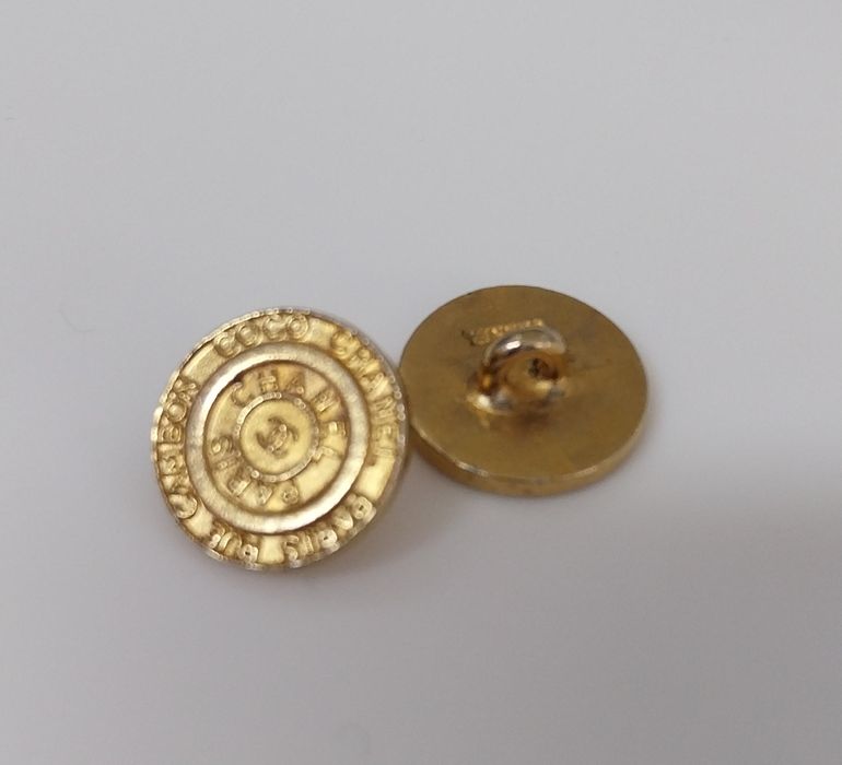 Conjunto de 2 botões antigos dourados Chanel