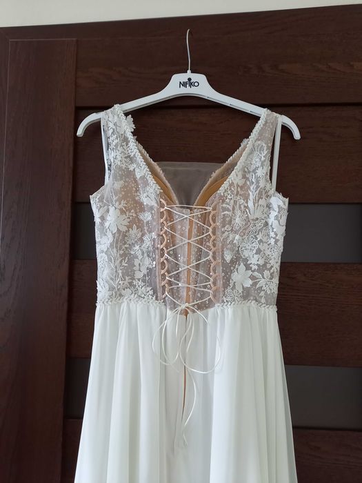 Suknia ślubna z rozporkiem