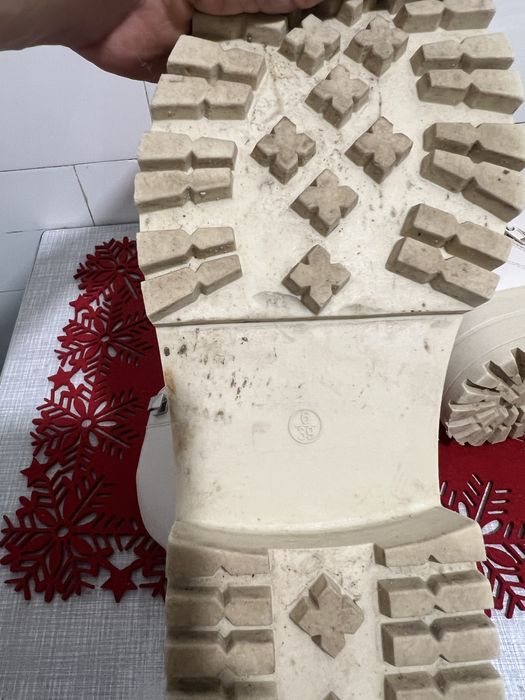 Продаю черевики на замочку бежевого кольору.Стан ідеальний  носились в