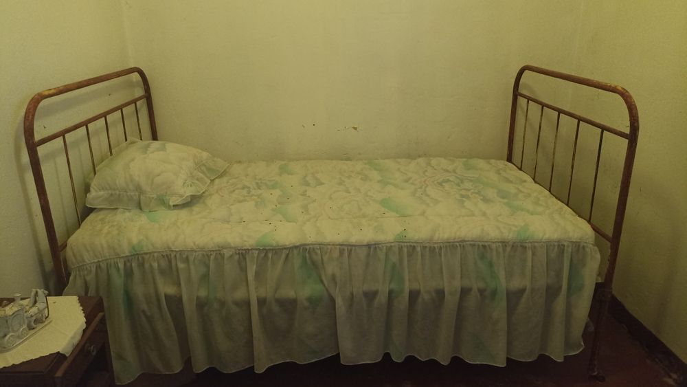 Cama de ferro antiga