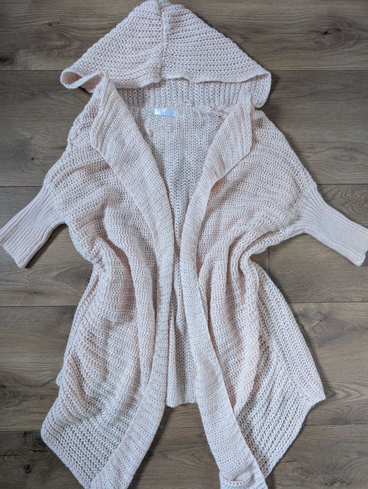 Sweterek narzutka z kapturem pudrowy róż