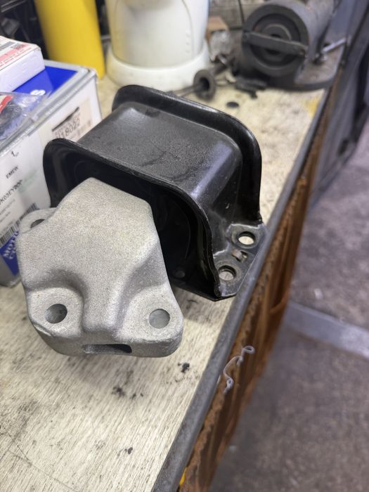 Подушка, опора двигателя  ситроен 1.6 HDI