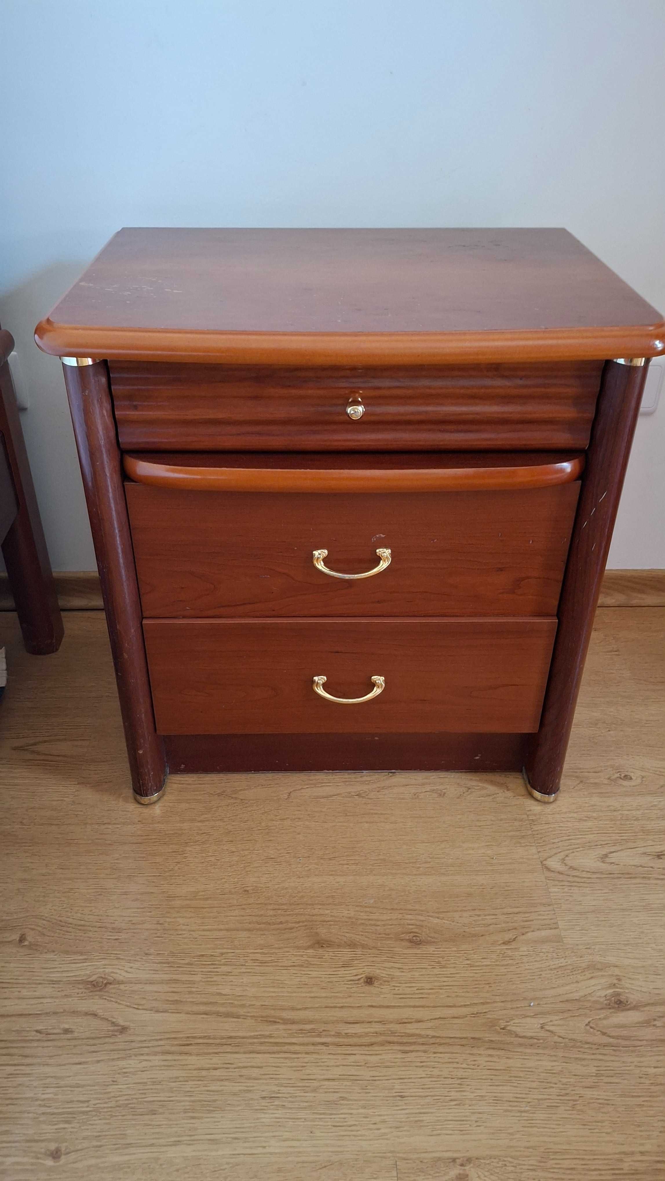 Cama de solteiro e mesa cabeceira