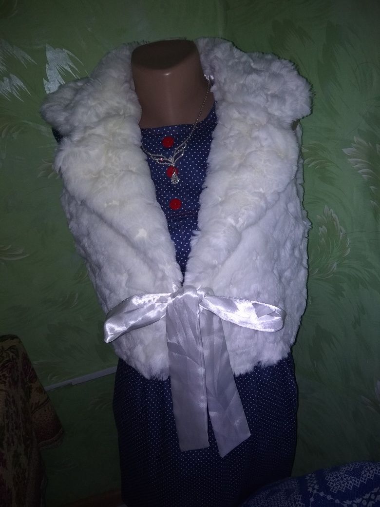 Білий, ошатний, хутряний жилет
