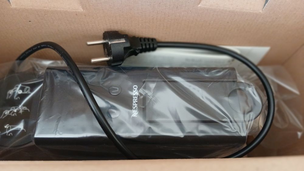 Máquina Nespresso - Nova e embalada - Essenza Mini C30