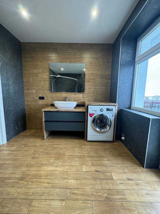 Дворівнева квартира з сучасним ремонтом, Виставка