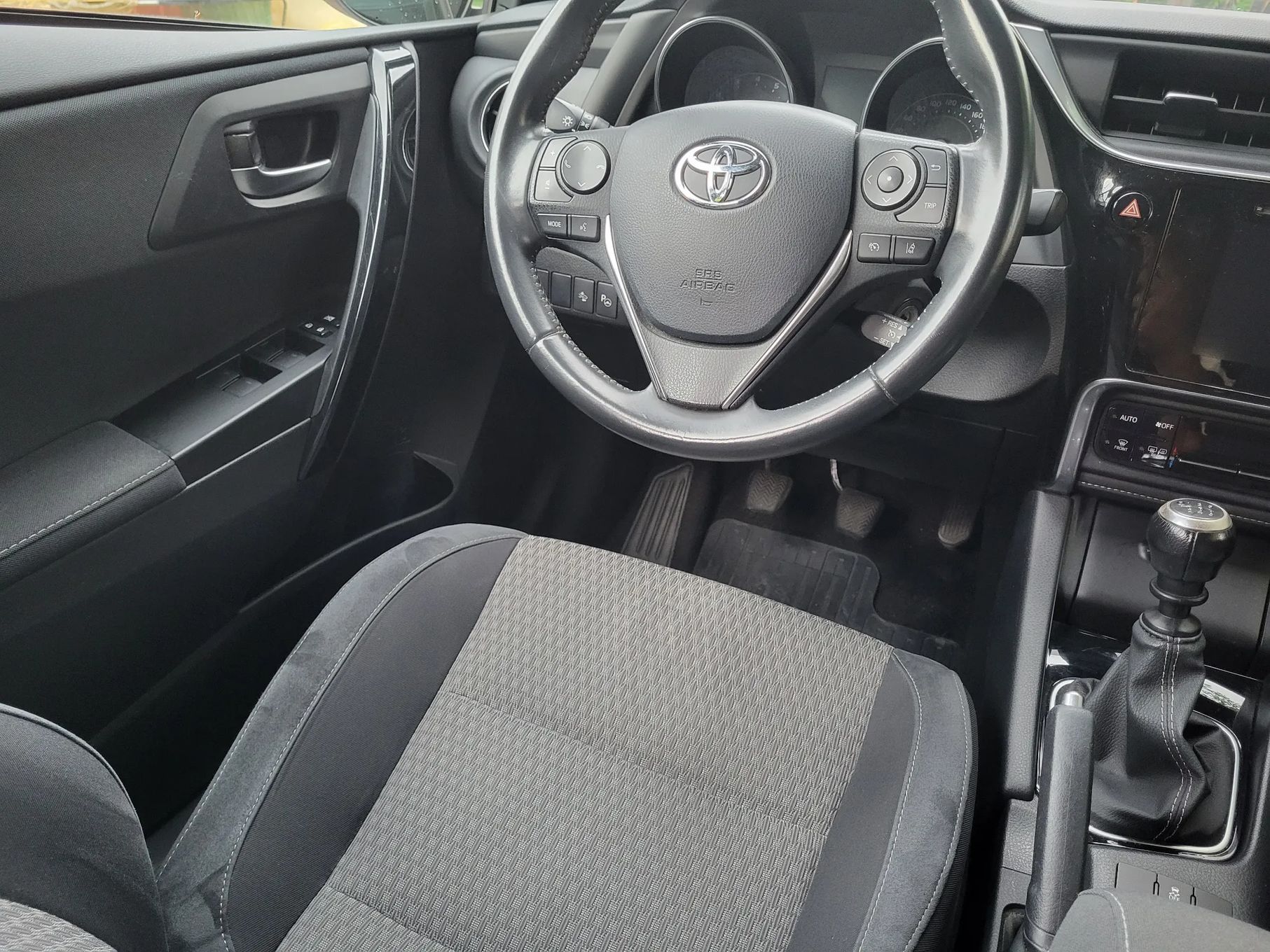 Toyota Auris Toyota Auris 1,6 Pakiet Selection + Comfort