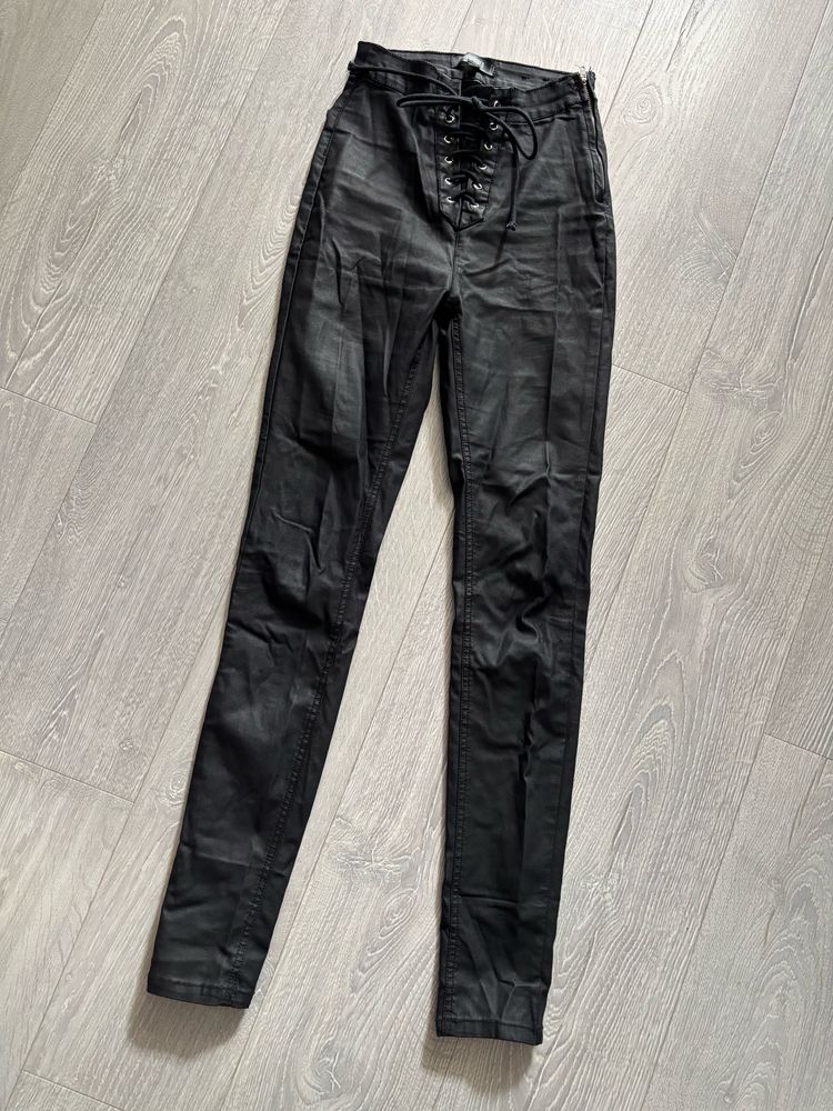 spodnie czarne woskowane skinny jeans rurki missguided XS 34 skórzane