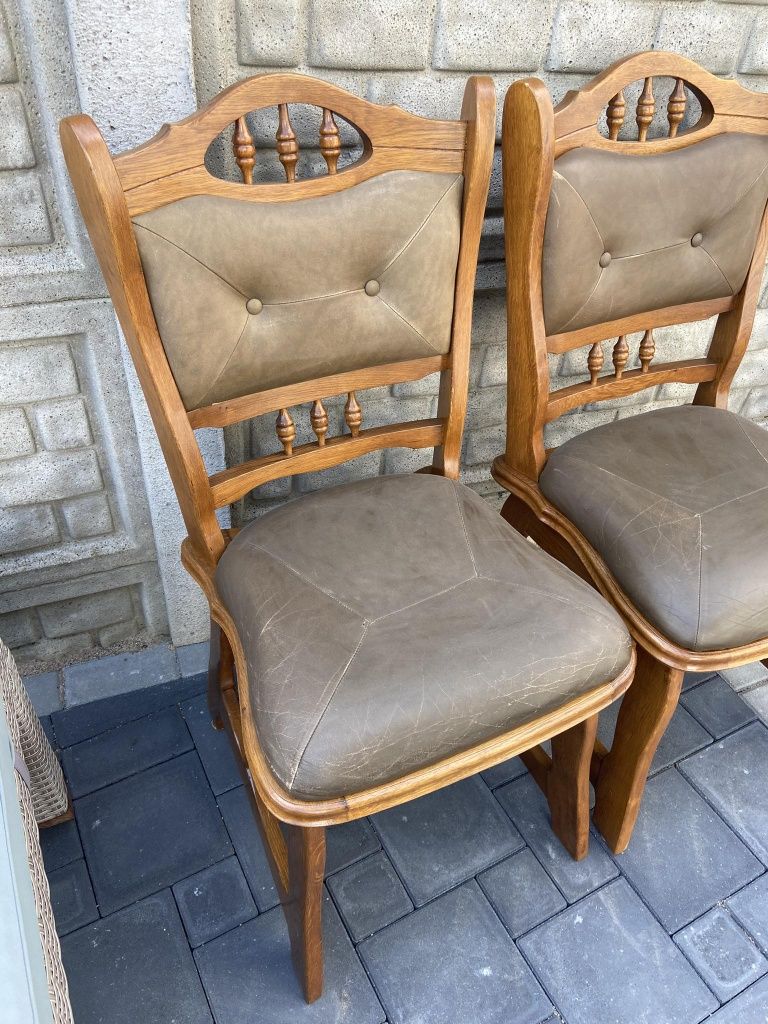 Krzesła dębowe że skóra