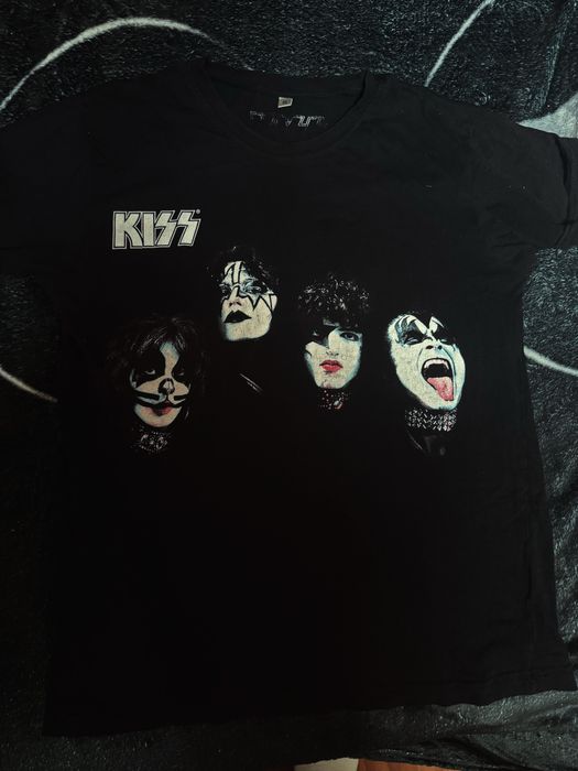 Koszulka i kubek z nadrukiem przedstawiającym członków zespołu KISS.