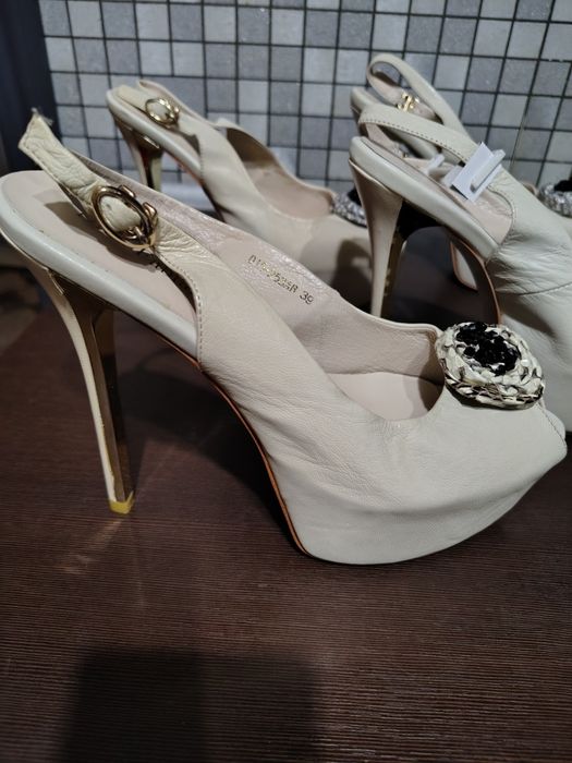 Босоніжки шкіряні