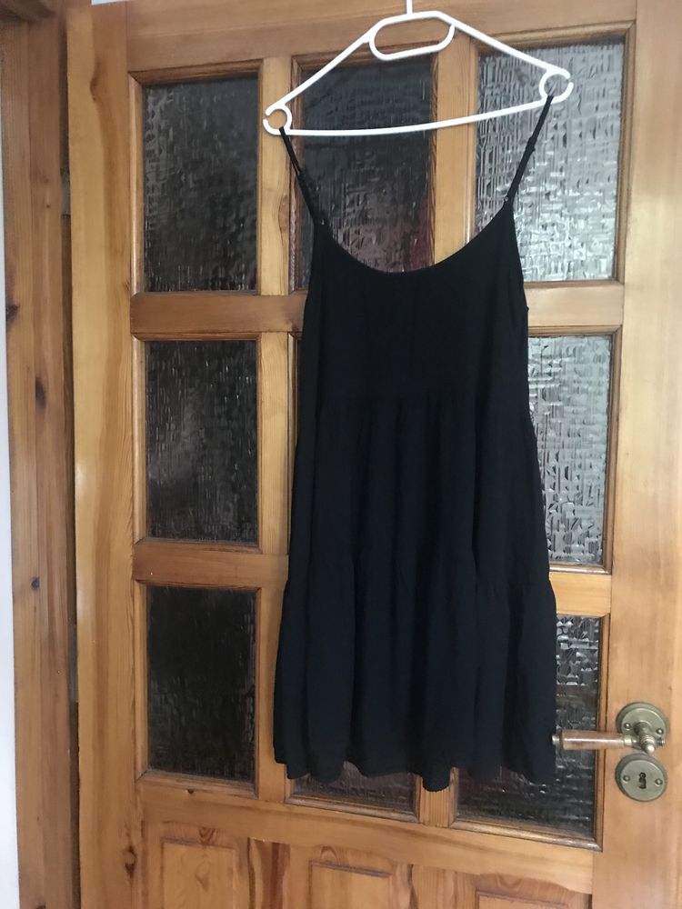 Czarna sukienka na ramiączkach FB Sister r. Map