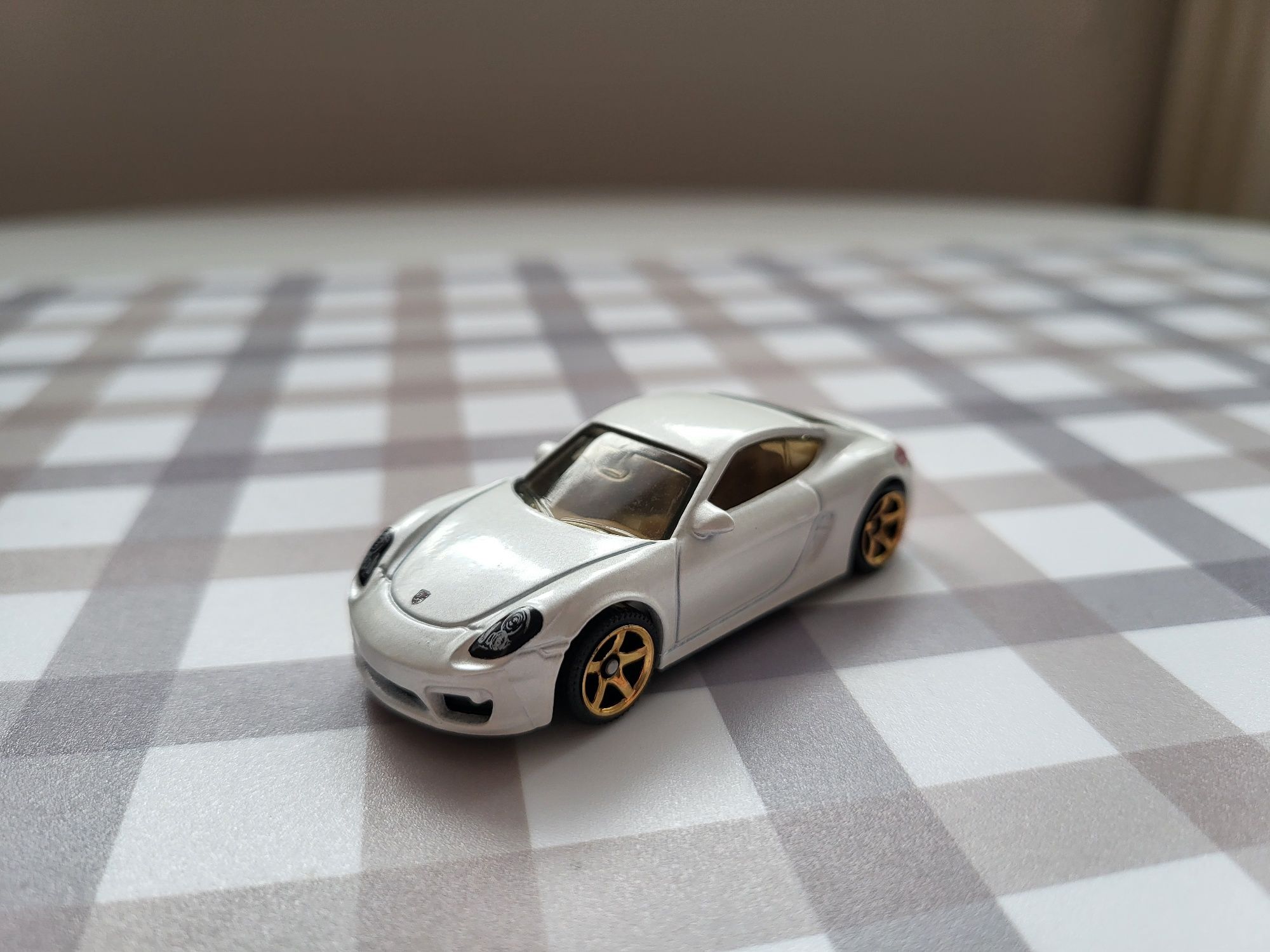 Matchbox Porsche Cayman 1:64