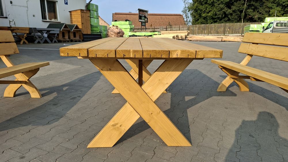 Nowe meble ogrodowe, stół i ławki z drewna o długości 200 cm