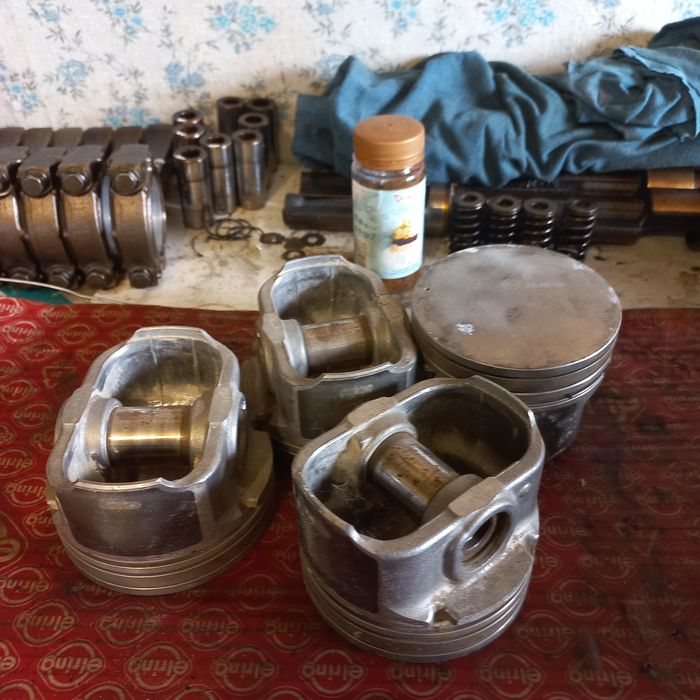Продам поршня и роспредвал 4216 и евотеч