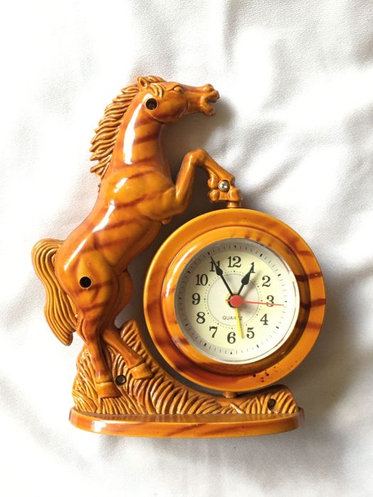 Zegar z budzikiem, koń