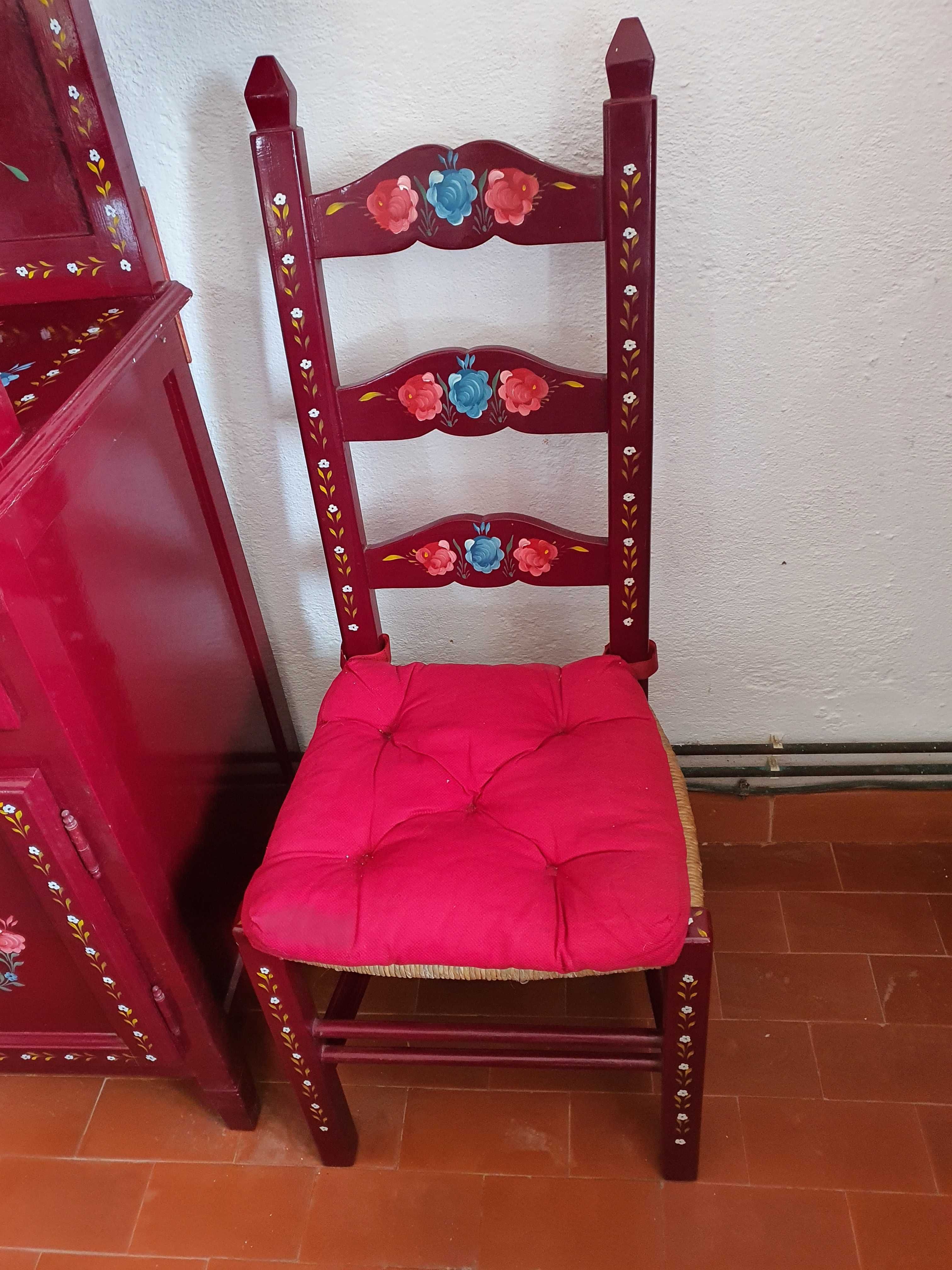 Mesa de jantar extensível e pintada à mão, com 6 cadeiras a condizer.