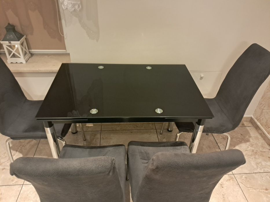 Sprzedam stół kuchenny szklany czarny i cztery krzesła