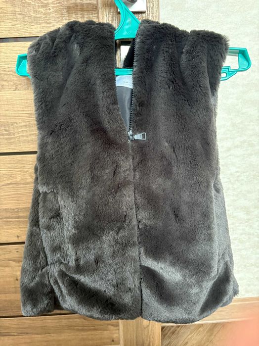 Меховая жилетка, безрукавка из меха Zara