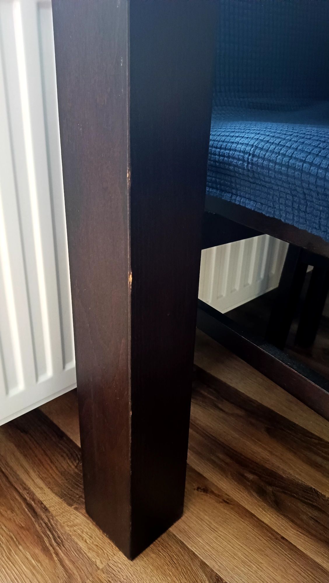 Stół z krzesłami do salonu