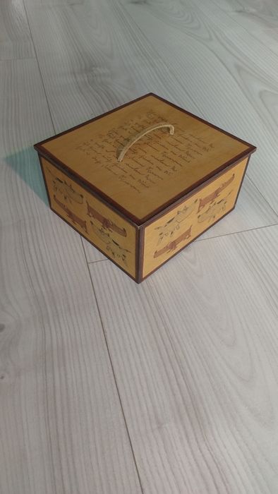 Drewniana szkatułka w pieski