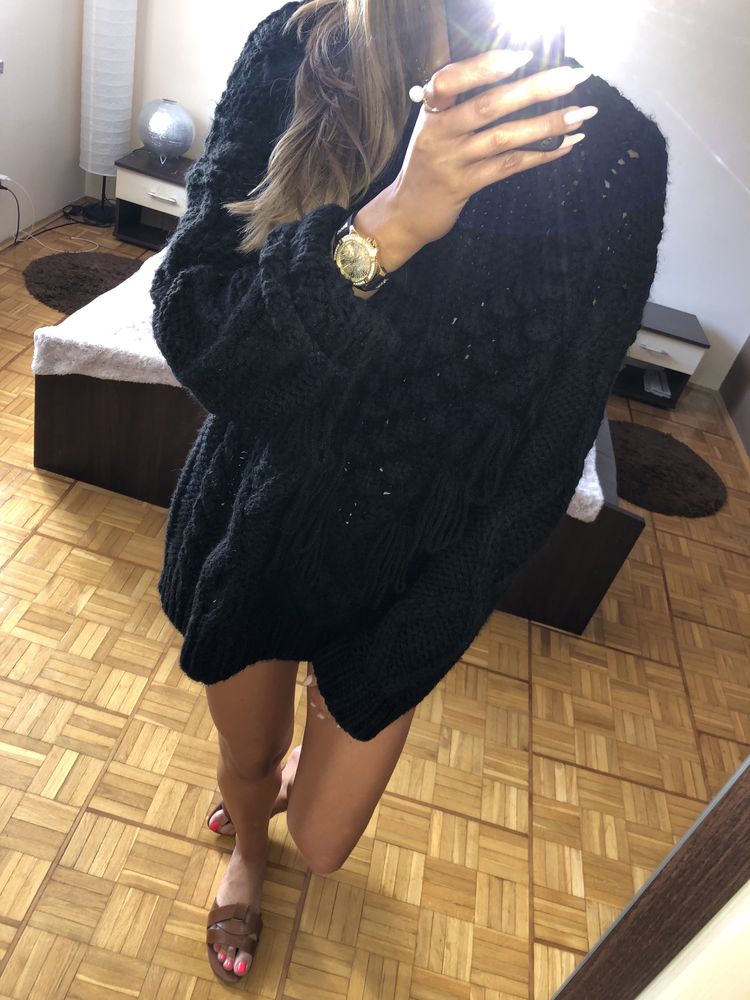 Zara gruby czarny sweter z frędzlami pompony frędzle ażurowy z dziuram