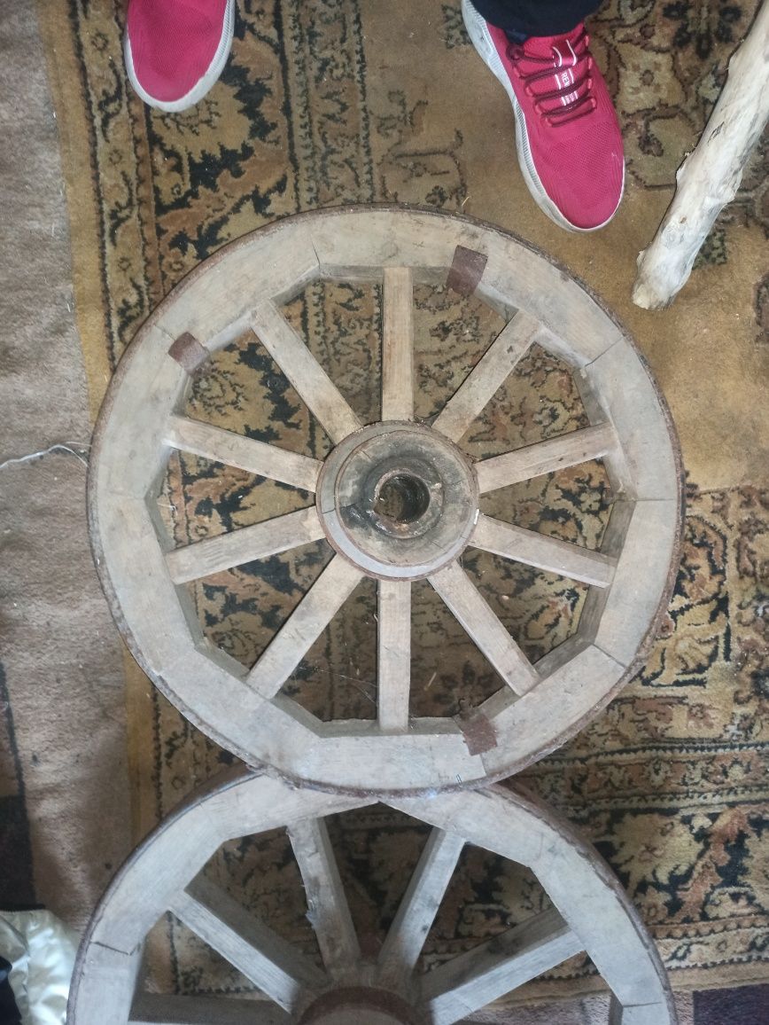 оригинальное колесо для повозки .с металлической ковкой