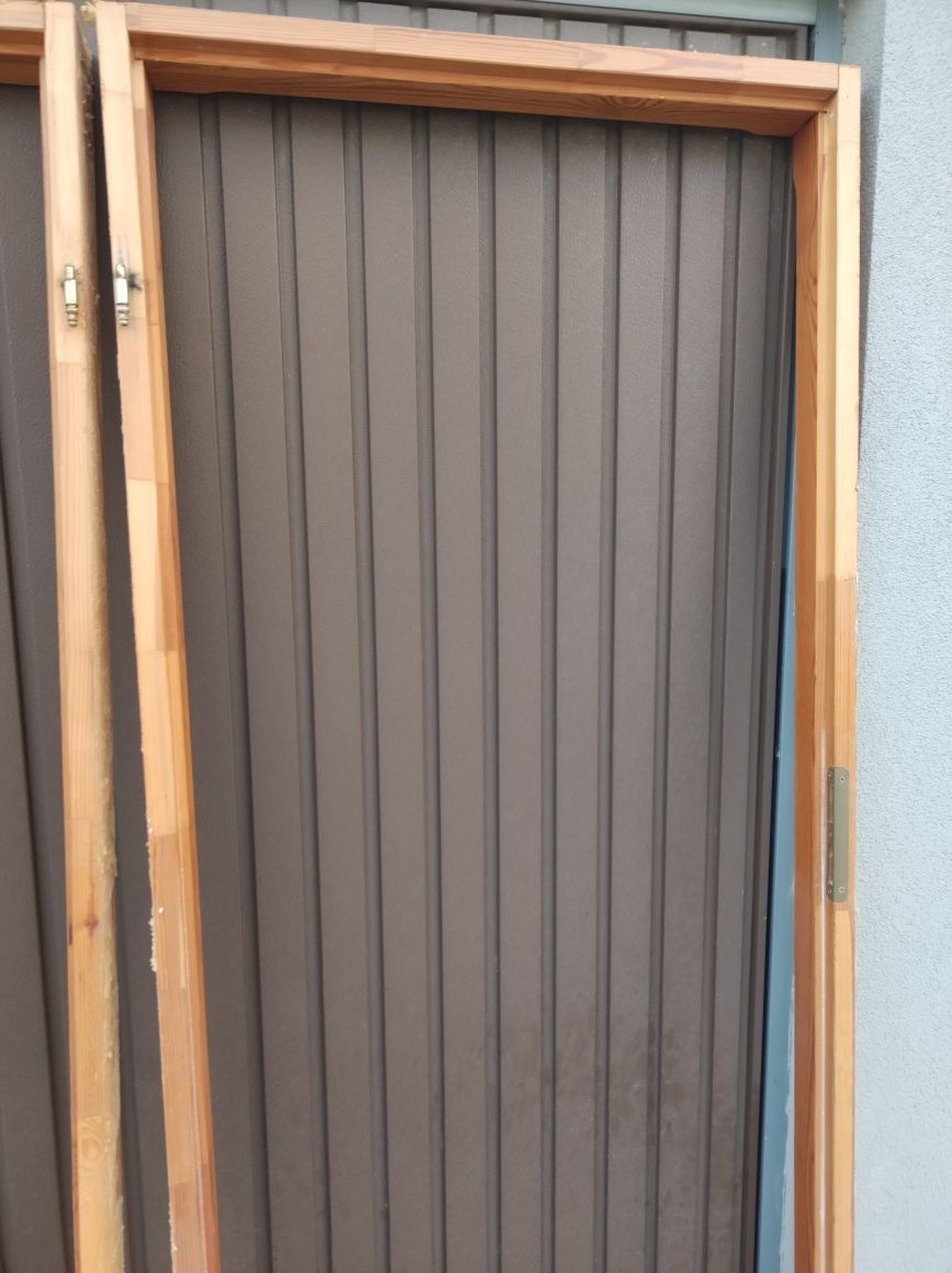 3 szt drzwi drewnianych 80 cm  i 1 futryna