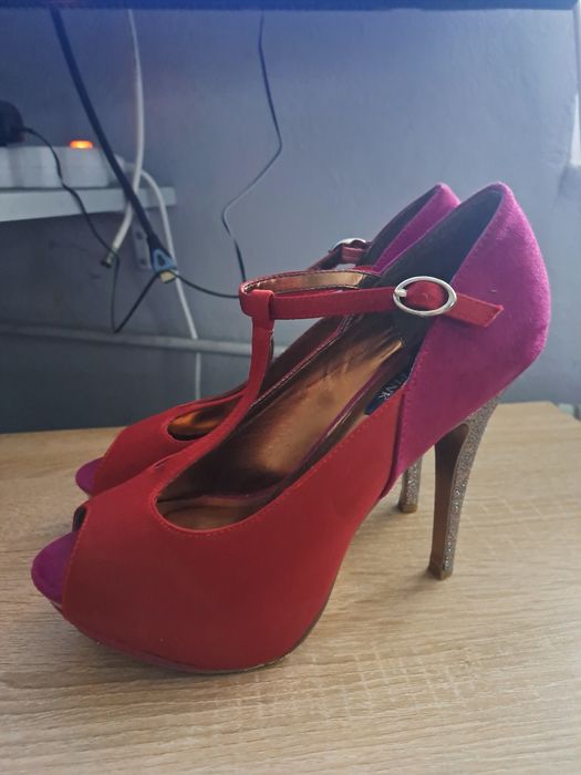 Szpilki sandały na koturnie