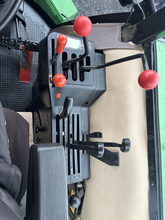 Трактор John Deere 2850 з фронтальним погрущиком