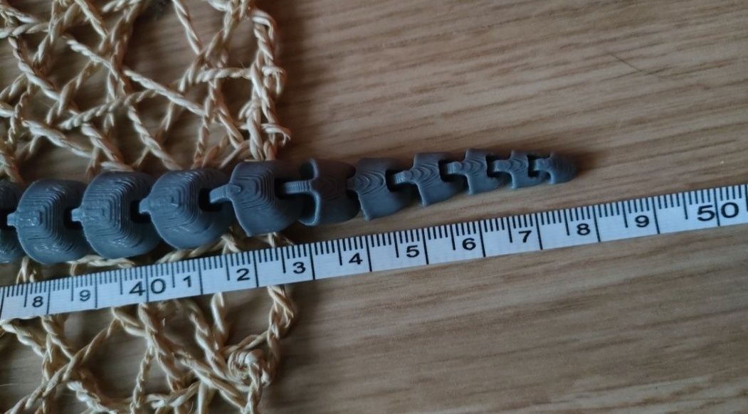 Szary wąż z drukarki 3D