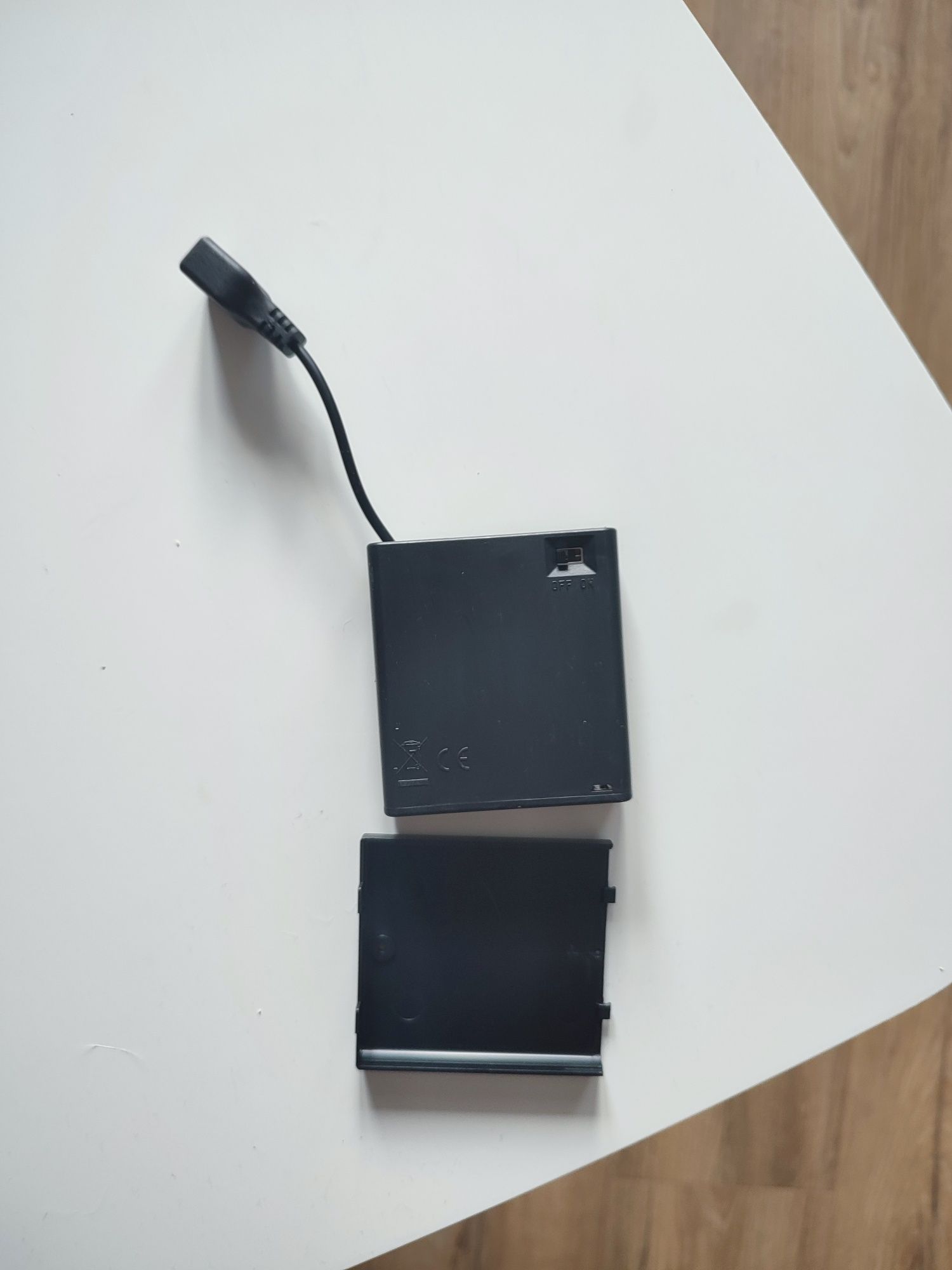 Zasilacz bateryjny USB 4xAA z włącznikiem do LED