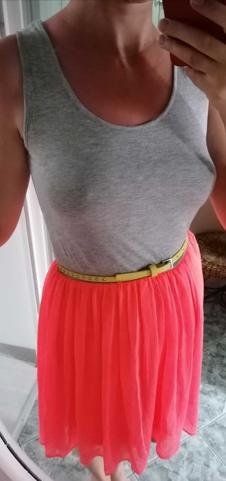 Sukienka – neonowa, zwiewna