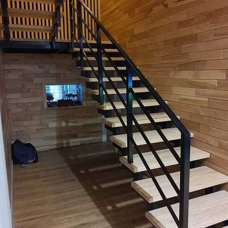 Металлическая лестница для дома