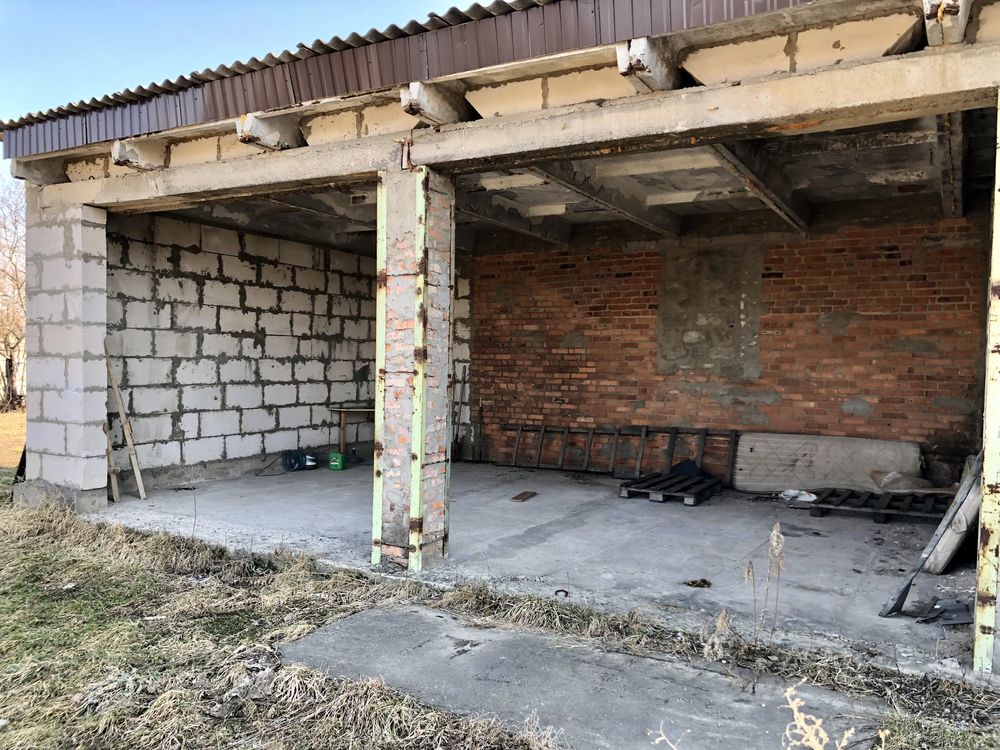 Виробниче приміщення на приватній ділянці 1га