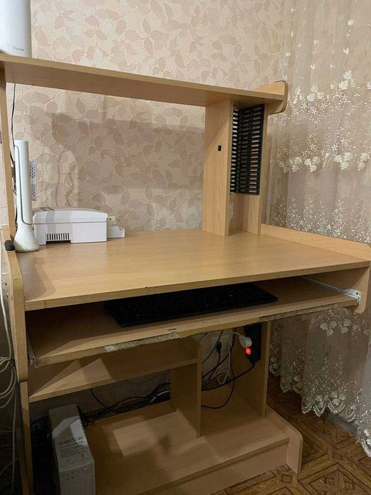 Стіл офісний в гарному стані