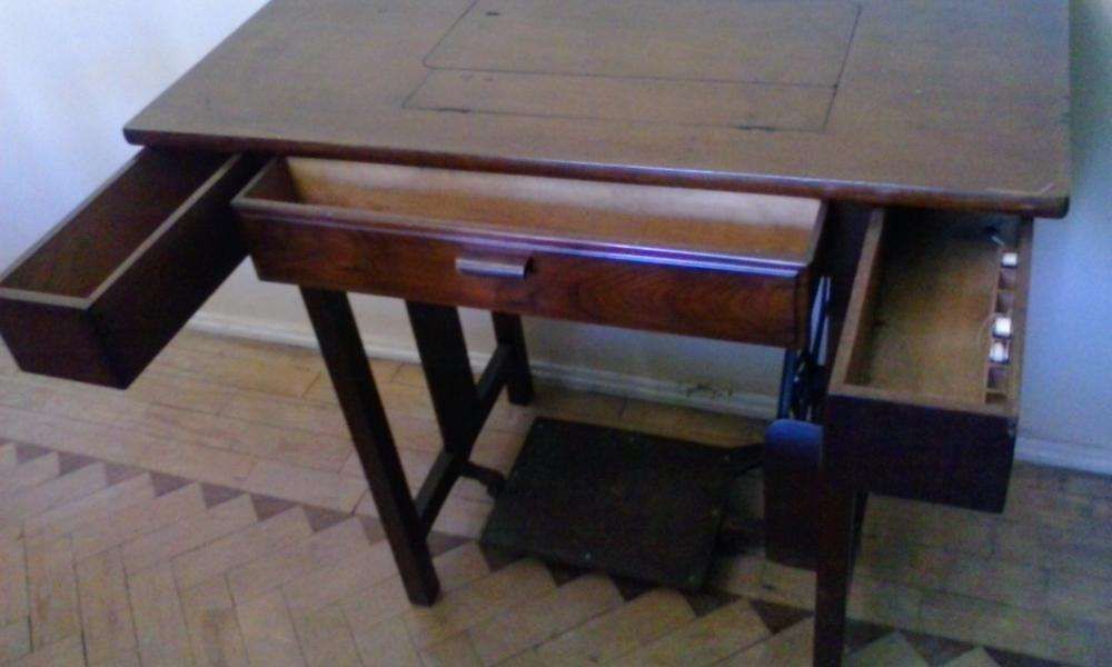 mesa com maquina de costura
