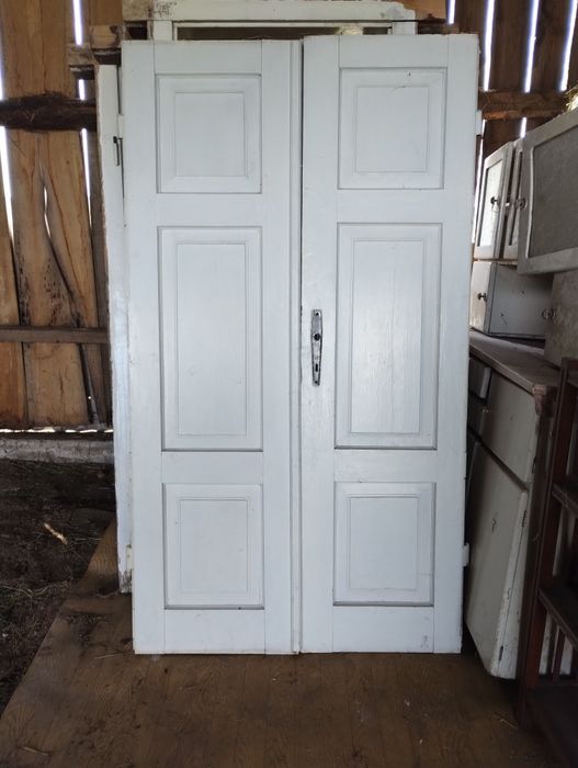 Sprzedam 60 letnie drzwi z drewna wraz z futrynami.