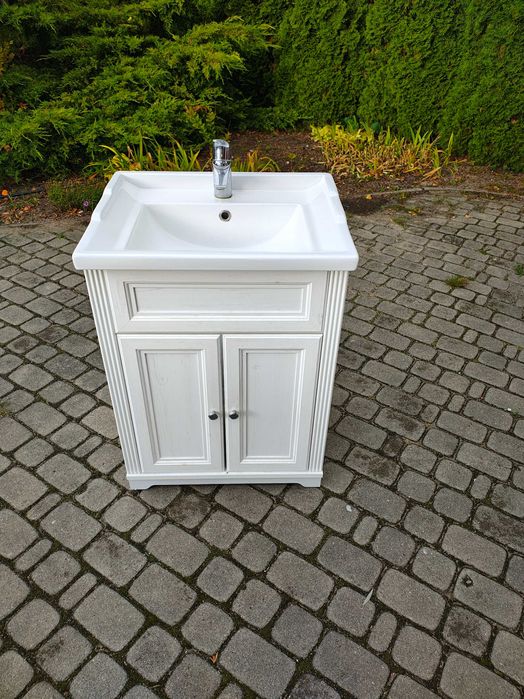 Szafka łazienkowa z umywalką i baterią