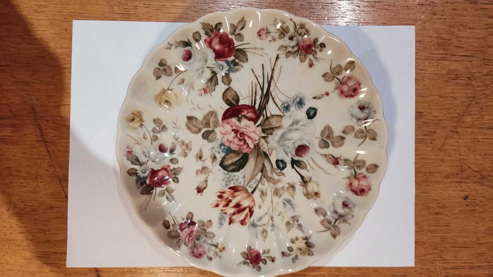 talerz ozdobny z motywami kwiatowymi (średnica 20 cm)