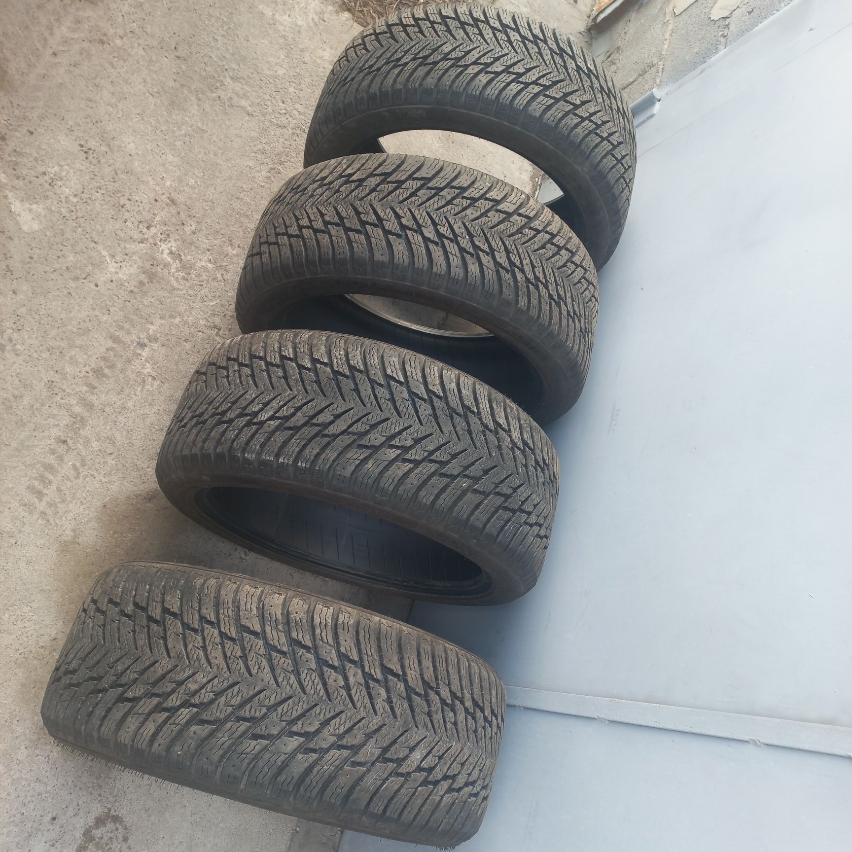 Резина зимняя 245 40 19 Nokian